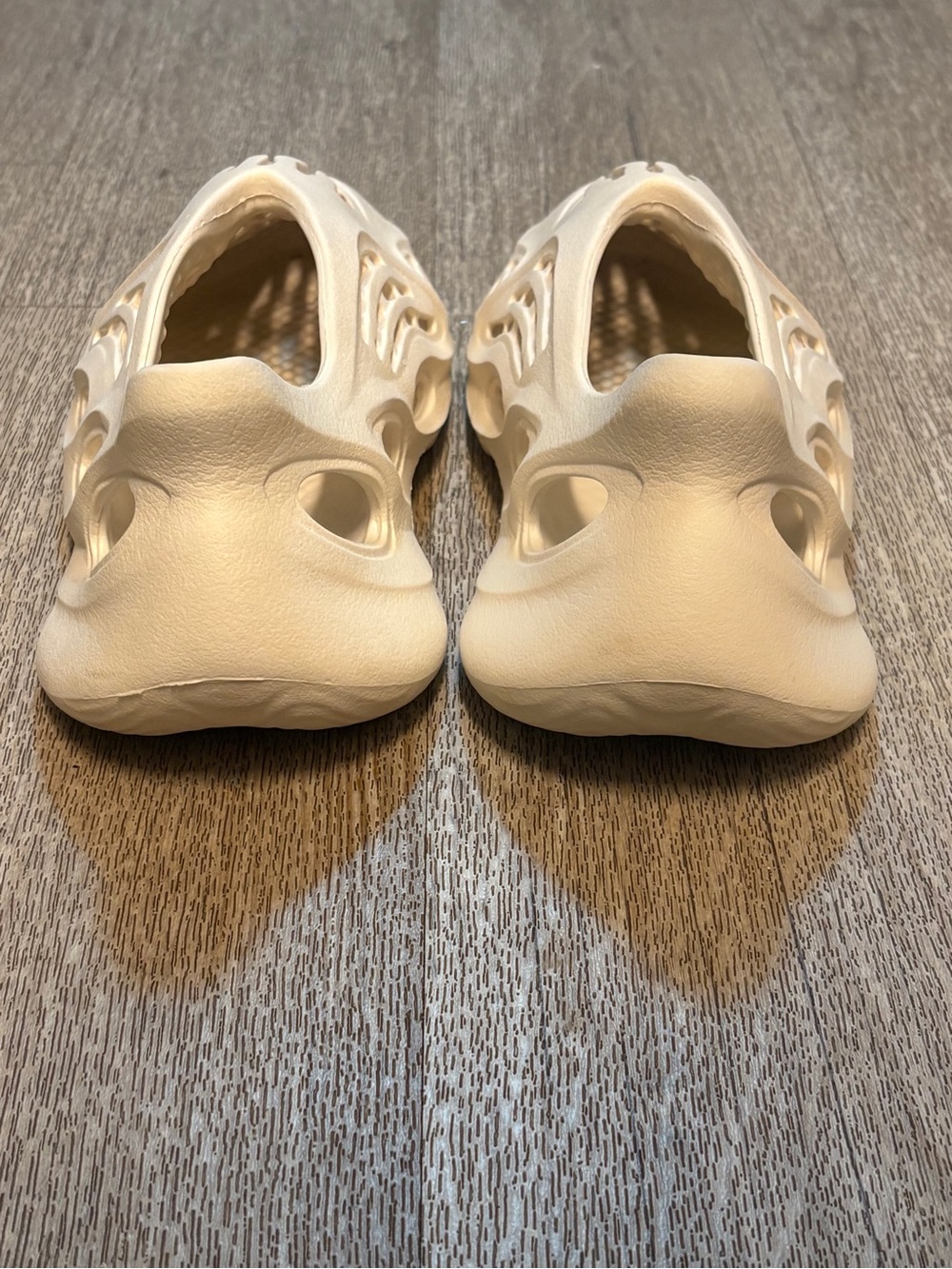 YEEZY MENS SAND FOAM RUNNER SIZE 6 - Picture 4 of 8
